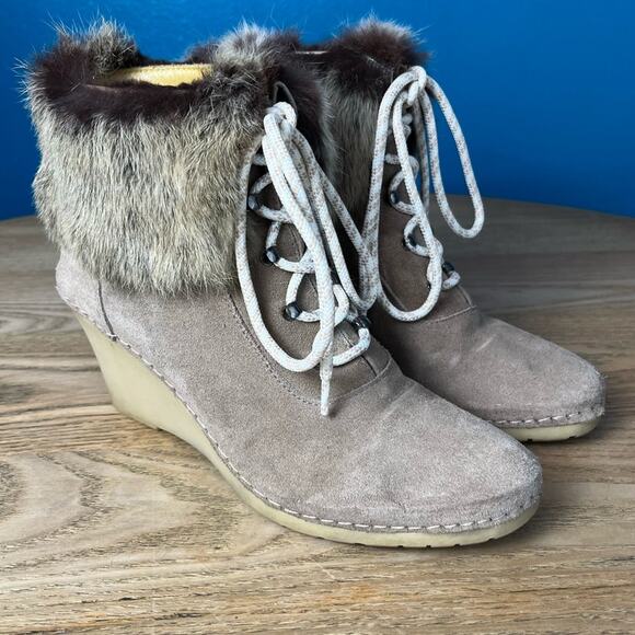 Bettye Mueller Fur Trimmed Ankle Boot Suede Lace Up Wedge Tan Women’s Size 38 - Picture 1 of 9